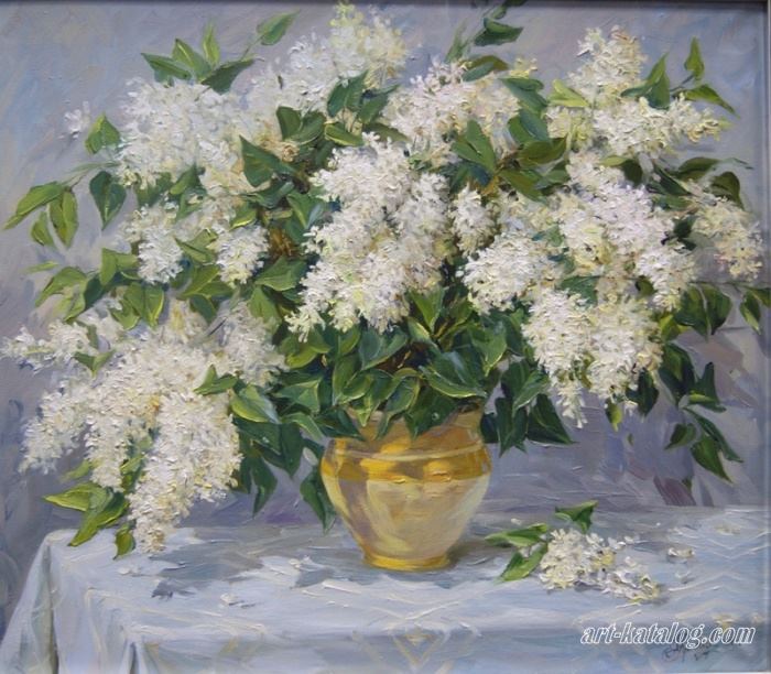 A bouquet of white lilacs
