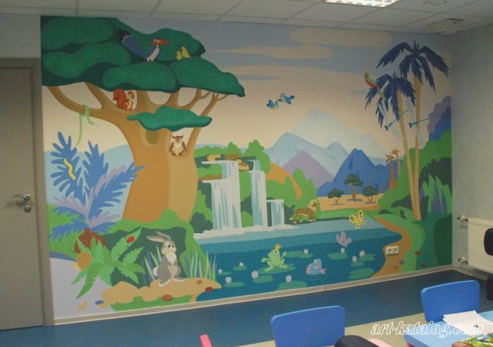 Роспись стены в детской комнате