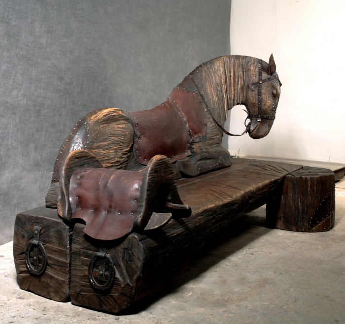 Конь с седлом (скамья)