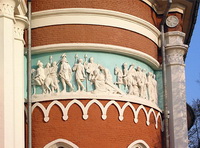 Скульптурный фриз на подмосковной церкви